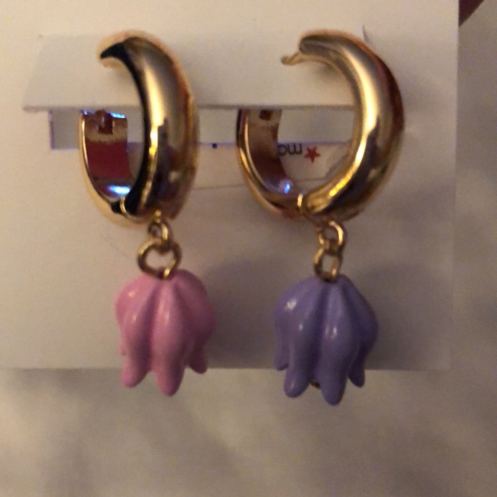 Betsey Johnson Gold Tone Huggie Hoop Earrings Mismatched Tulip Charm NWT - Picture 3 of 13